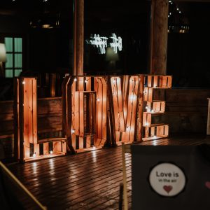 Strefa chillu| Patio przy Kocierzance | Fot. Fujak Fotografia | Wesele na Kocierzu