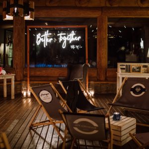 Strefa chillu na patio Kocierzanki | Fot. Zielona Kropka | Wesele na Kocierzu