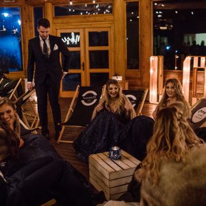 Strefa chillu na patio Kocierzanki | Fot. Zielona Kropka | Wesele na Kocierzu