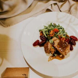 Cielęcina nadziewana borowikami w sosie własnym z gnocchi i sałatką z rukoli | Degustacja 2022 | Baciarska Chata | Fot. Karol Nycz