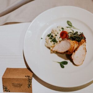 Filet z kurczaka na maślanym risotto z warzywami | Degustacja 2022 | Baciarska Chata | Fot. Karol Nycz